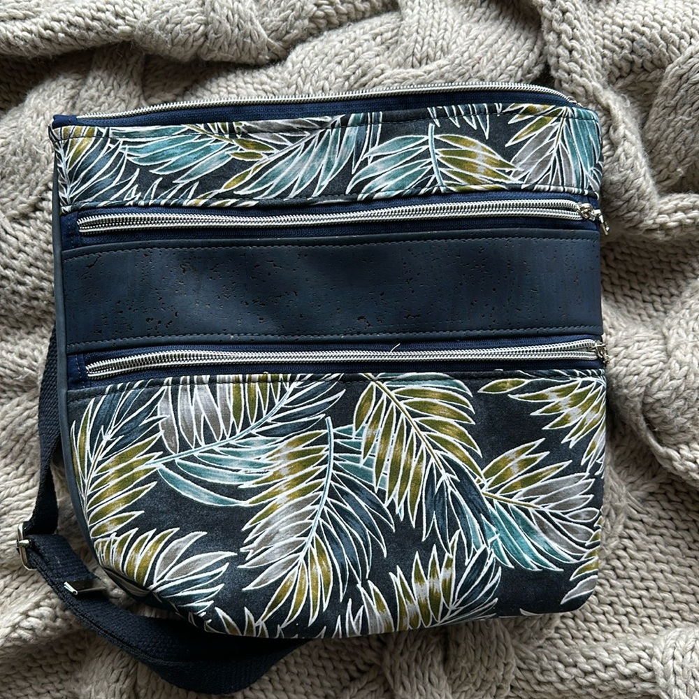 Homemade (gifted to me), adjustable strap, zipper outside pockets , two inside.
